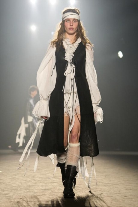 Коллекция Ann Demeulemeester Ready-To-Wear Осень-Зима 2025-2026 Коллекция Ann Demeulemeester Ready-To-Wear Осень-Зима 2025-2026