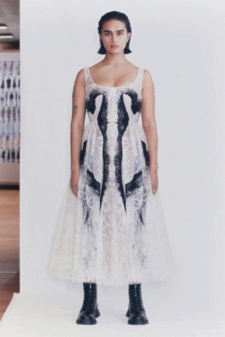 Коллекция Alexander McQueen Ready-To-Wear Весна-Лето 2021 Коллекция Alexander McQueen Ready-To-Wear Весна-Лето 2021
