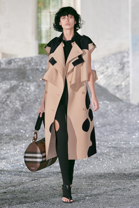 Коллекция Burberry Ready-To-Wear Весна-Лето 2022