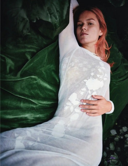 Анна Эверс (Anna Ewers) в фотосессии для журнала British Vogue (2023)