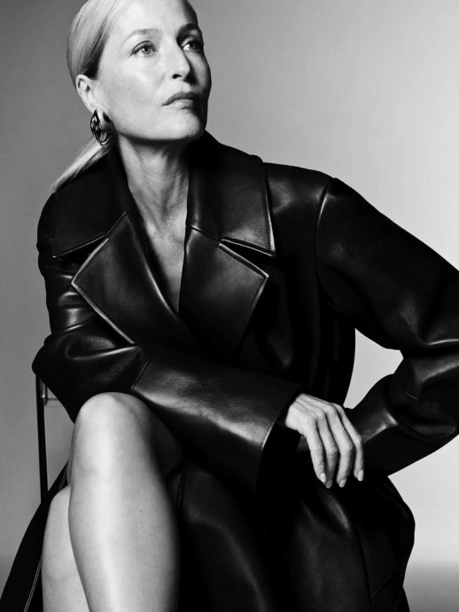 Джиллиан Андерсон (Gillian Anderson) в фотосессии для Net-A-Porter (2023)