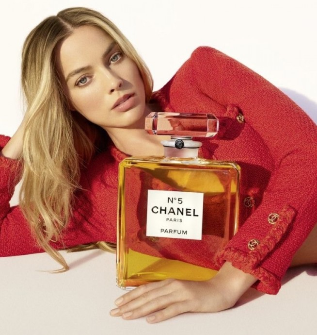 Марго Робби (Margot Robbie) в фотосессии для рекламной кампании Chanel No.5 (2024) Марго Робби (Margot Robbie) в фотосессии для рекламной кампании Chanel No.5 (2024)
