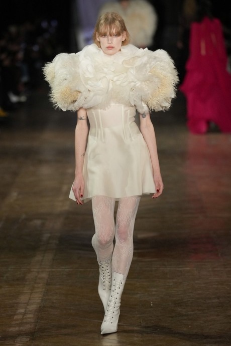 Alexander McQueen осень/зима 2025-2026