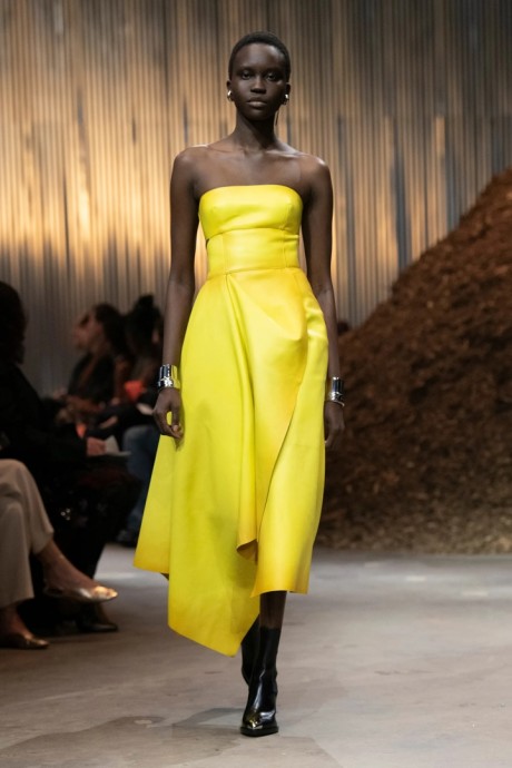 Коллекция Alexander McQueen Ready-To-Wear Осень-Зима 2022/2023 Коллекция Alexander McQueen Ready-To-Wear Осень-Зима 2022/2023