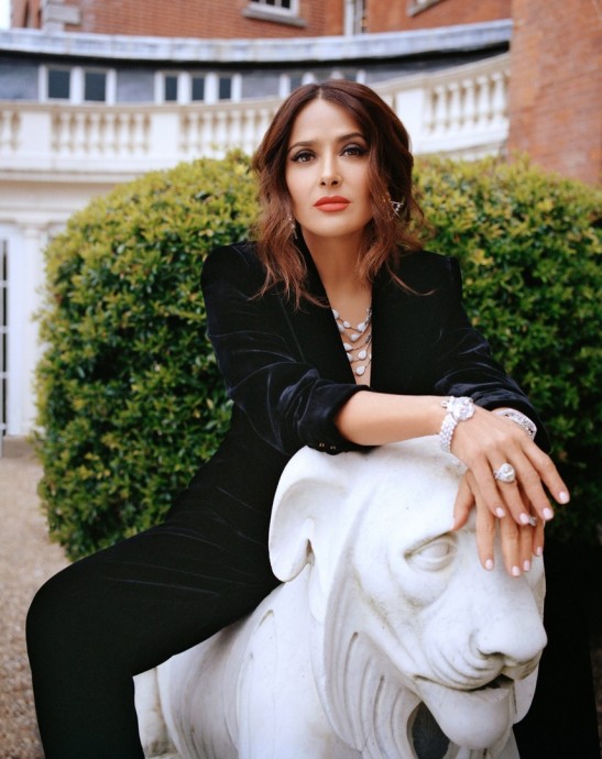 Сальма Хайек (Salma Hayek) украсила июльский InStyle Magazine