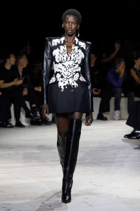 Коллекция Alexander McQueen Ready-To-Wear Весна-Лето 2024 Коллекция Alexander McQueen Ready-To-Wear Весна-Лето 2024