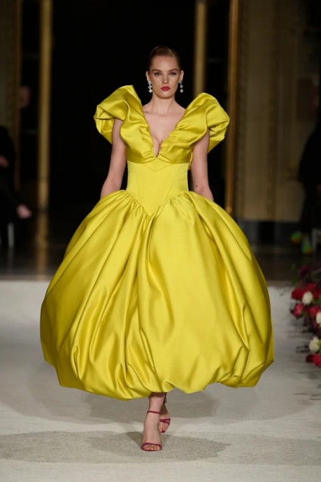 Коллекция Christian Siriano Ready-To-Wear Осень-Зима 2023 Коллекция Christian Siriano Ready-To-Wear Осень-Зима 2023
