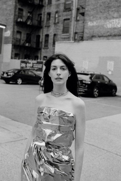 Энн Хэтэуэй (Anne Hathaway) в фотосессии для журнала Vogue France (2024) Энн Хэтэуэй (Anne Hathaway) в фотосессии для журнала Vogue France (2024)