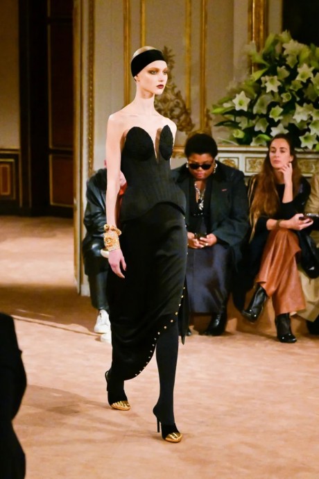 Коллекция Schiaparelli Ready-To-Wear Осень-Зима 2023-2024 Коллекция Schiaparelli Ready-To-Wear Осень-Зима 2023-2024