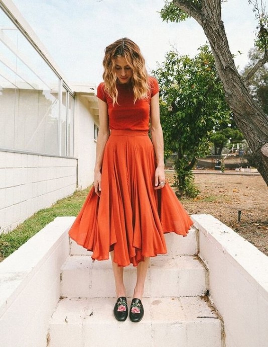 Яркие платья в оранжевом цвете