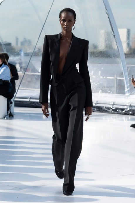 Коллекция Alexander McQueen Ready-To-Wear Весна-Лето 2023 Коллекция Alexander McQueen Ready-To-Wear Весна-Лето 2023