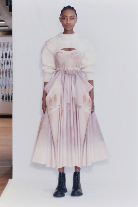 Коллекция Alexander McQueen Ready-To-Wear Весна-Лето 2021 Коллекция Alexander McQueen Ready-To-Wear Весна-Лето 2021