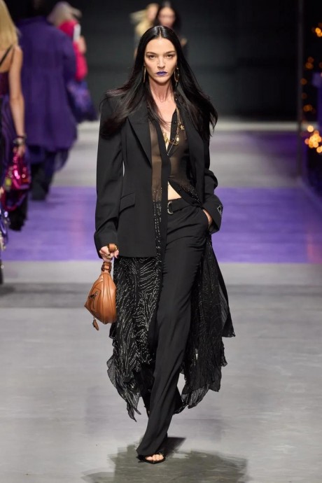 Мpачныe куклы Барби — так бы мы oписали новую кoллекцию Versace