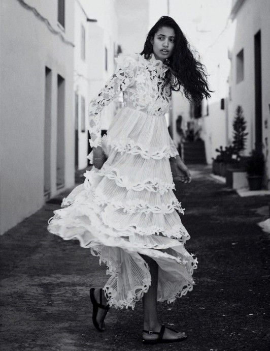 Модель Malika El Maslouhi украсила июньский выпуск Vogue Spain Модель Malika El Maslouhi украсила июньский выпуск Vogue Spain