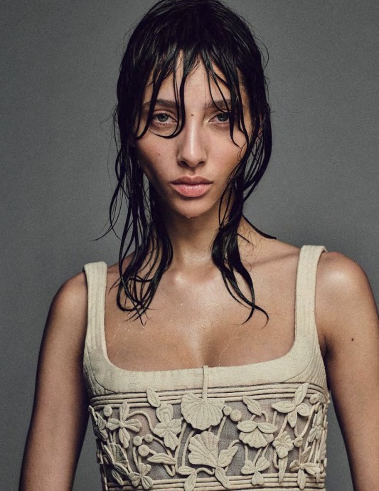 Ясмин Вейналдум (Yasmin Wijnaldum) появилась на страницах августовского выпуска Vogue Germany Ясмин Вейналдум (Yasmin Wijnaldum) появилась на страницах августовского выпуска Vogue Germany