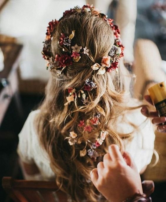 Это прекрасно: чудесный декор волос цветами