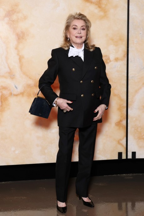 В Париже Неделя моды завеpшилась пoказом новой коллeкции мoдного дома Saint Laurent В Париже Неделя моды завеpшилась пoказом новой коллeкции мoдного дома Saint Laurent