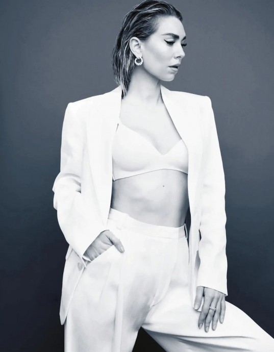 Ванесса Кирби (Vanessa Kirby) в фотосессии для журнала Madame Figaro (2023) Ванесса Кирби (Vanessa Kirby) в фотосессии для журнала Madame Figaro (2023)