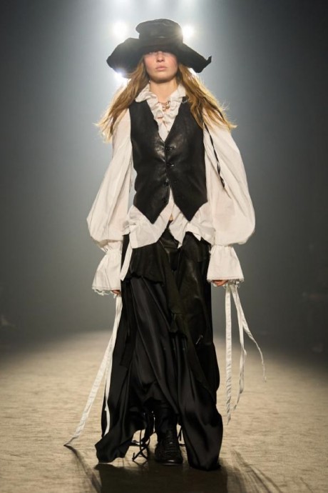 Коллекция Ann Demeulemeester Ready-To-Wear Осень-Зима 2025-2026 Коллекция Ann Demeulemeester Ready-To-Wear Осень-Зима 2025-2026