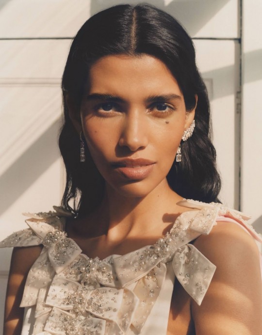 Модель Pooja Mor появилась на страницах июньского Vogue UK Модель Pooja Mor появилась на страницах июньского Vogue UK