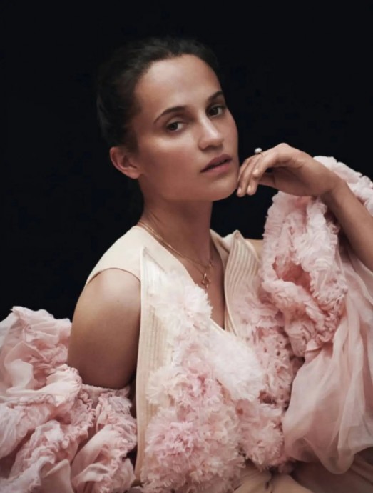 Алисия Викандер (Alicia Vikander) в фотосессии для журнала Madame Figaro (2023)