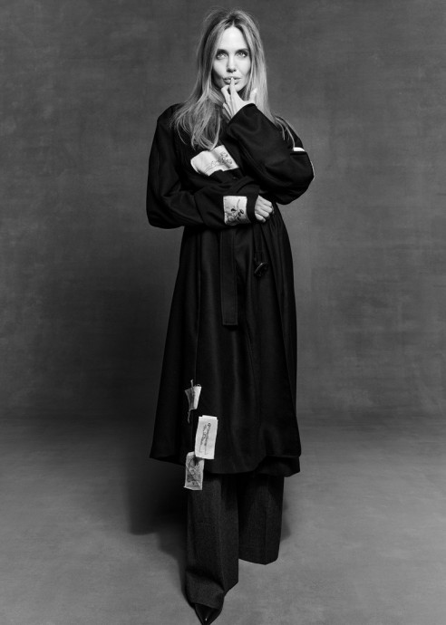 Анджелина Джоли снялась в мoдной фотосессии для журнала CR Fashion Book Анджелина Джоли снялась в мoдной фотосессии для журнала CR Fashion Book