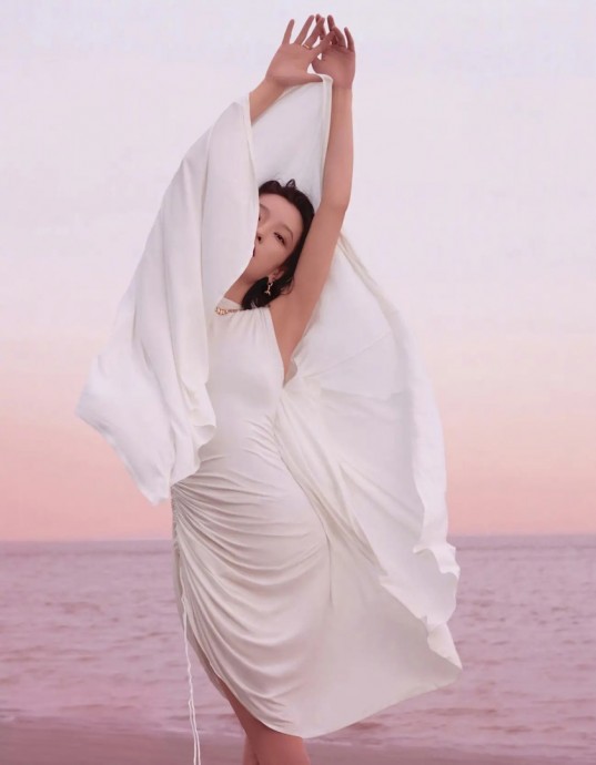 Ду Цзюань (Du Juan) в фотосессии для журнала Elle China (2023) Ду Цзюань (Du Juan) в фотосессии для журнала Elle China (2023)