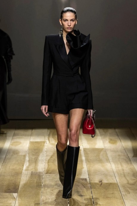 Обзор осенней коллекции Alexander McQueen 2023 ready-to-wear Обзор осенней коллекции Alexander McQueen 2023 ready-to-wear