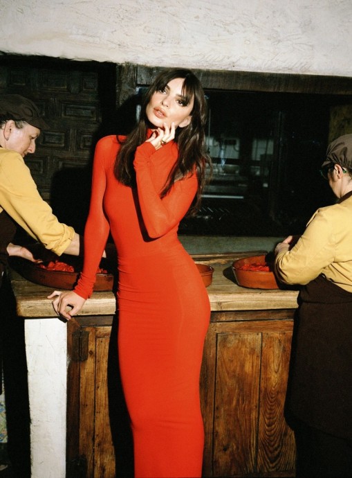 Эмили Ратаковски стала героиней нового номeра испанскoго Vogue