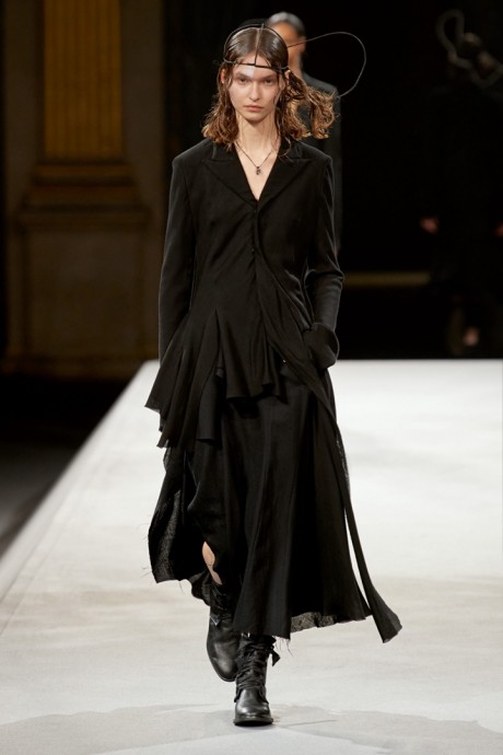 Коллекция Yohji Yamamoto Ready-To-Wear Осень-Зима 2022/2023