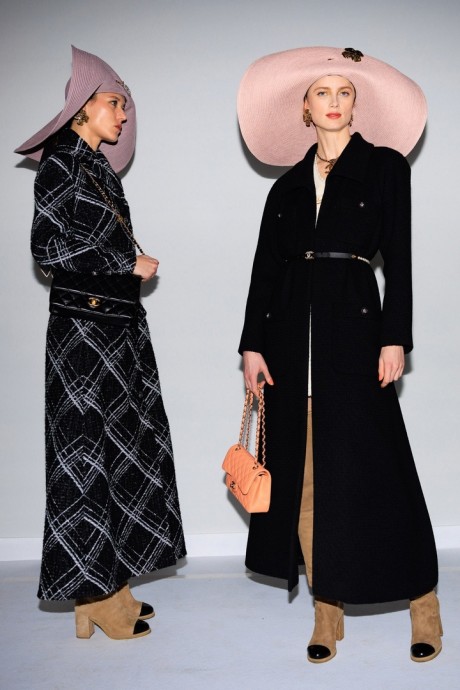 Высокая мода Backstage Chanel Fall-Winter 2024/25 RTW Collection Высокая мода Backstage Chanel Fall-Winter 2024/25 RTW Collection