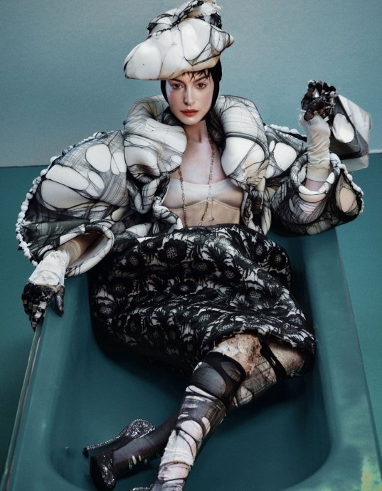 Энн Хэтэуэй (Anne Hathaway) в фотосессии для V Magazine Энн Хэтэуэй (Anne Hathaway) в фотосессии для V Magazine
