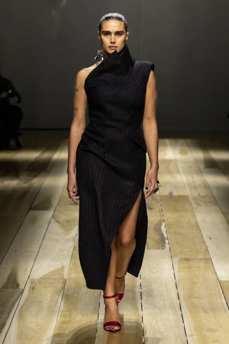 Коллекция Alexander McQueen Ready-To-Wear Осень-Зима 2023-2024 Коллекция Alexander McQueen Ready-To-Wear Осень-Зима 2023-2024