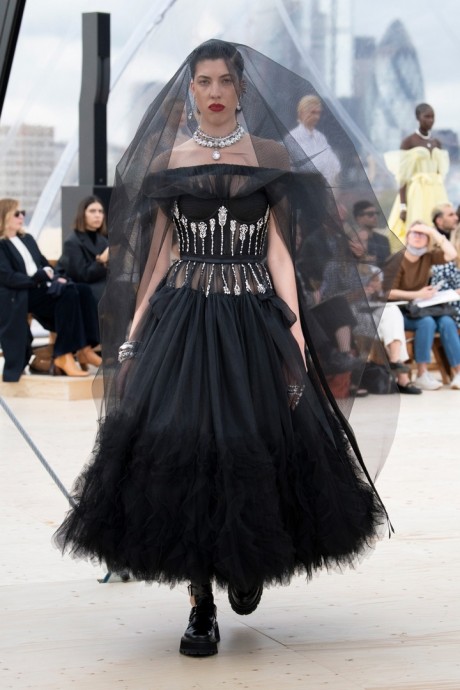 Коллекция Alexander McQueen Ready-To-Wear Весна-Лето 2022