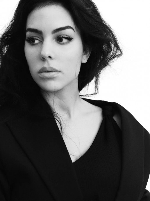 Джорджина Родригес (Georgina Rodriguez) в фотосессии для журнала Vogue Mexico & Latin America (2024) Джорджина Родригес (Georgina Rodriguez) в фотосессии для журнала Vogue Mexico & Latin America (2024)