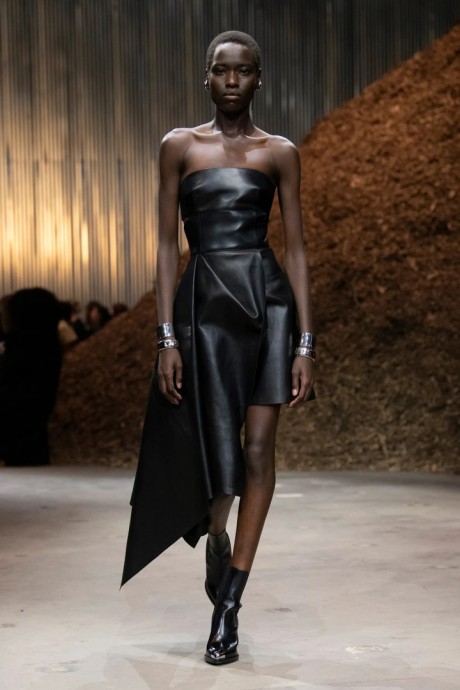 Коллекция Alexander McQueen Ready-To-Wear Осень-Зима 2022/2023 Коллекция Alexander McQueen Ready-To-Wear Осень-Зима 2022/2023