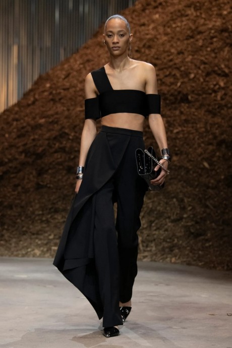 Коллекция Alexander McQueen Ready-To-Wear Осень-Зима 2022/2023 Коллекция Alexander McQueen Ready-To-Wear Осень-Зима 2022/2023