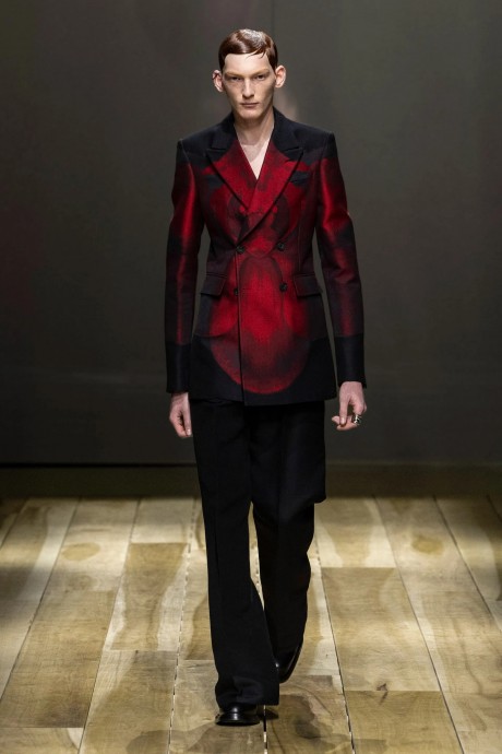 Осенняя коллекция Alexander McQueen 2023 ready-to-wear