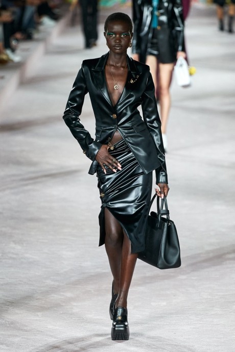 Коллекция Versace Ready-To-Wear Весна-Лето 2022