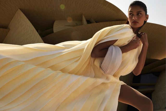 Модель Жасмин Хуссейн в Национальном музее Катара для Vogue Arabia