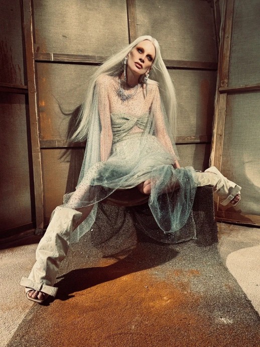 Кристен МакМенами (Kristen McMenamy) в фотосессии для журнала Vogue Japan (2023)