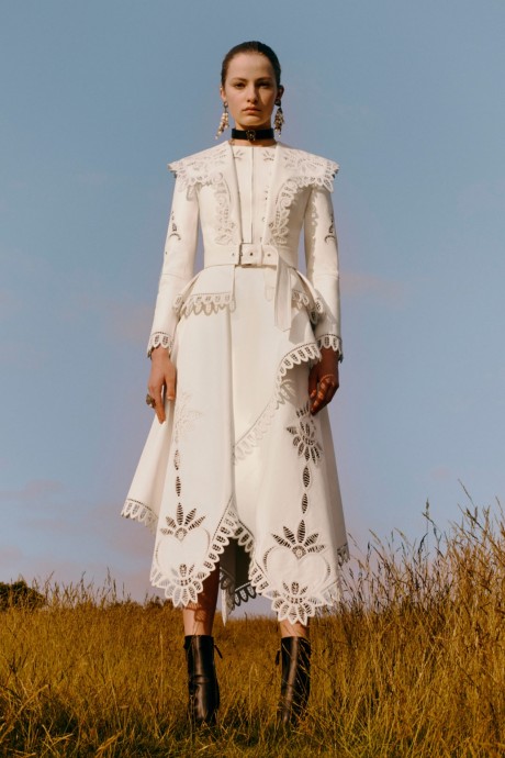 Модели коллекции Alexander McQueen Resort