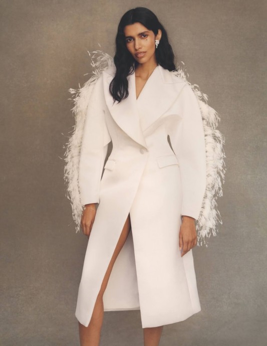 Модель Pooja Mor появилась на страницах июньского Vogue UK Модель Pooja Mor появилась на страницах июньского Vogue UK