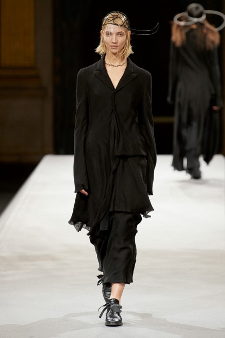 Коллекция Yohji Yamamoto Ready-To-Wear Осень-Зима 2022/2023