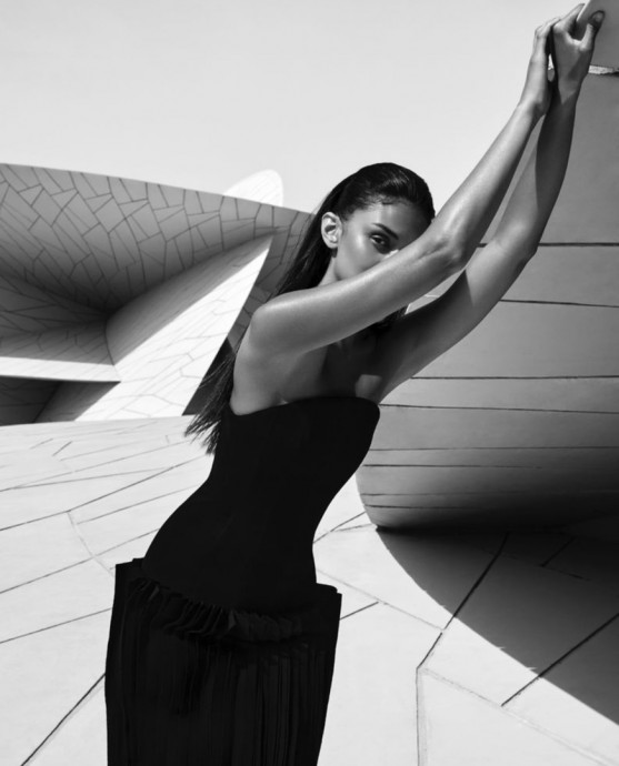 Модель Жасмин Хуссейн в Национальном музее Катара для Vogue Arabia