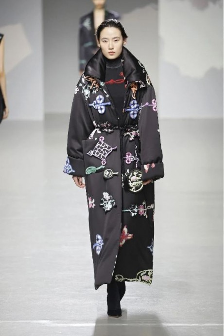 Коллекция Vivienne Tam Ready-To-Wear Fall/Winter 2024 Paris Коллекция Vivienne Tam Ready-To-Wear Fall/Winter 2024 Paris