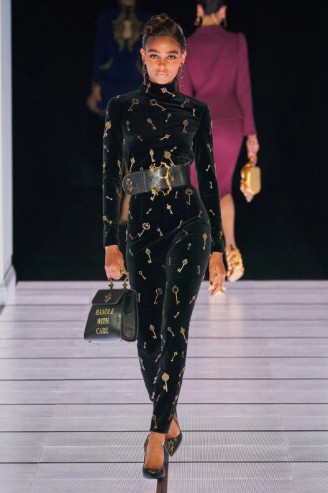 Коллекция Moschino Ready-To-Wear Осень-Зима 2022/2023 Коллекция Moschino Ready-To-Wear Осень-Зима 2022/2023