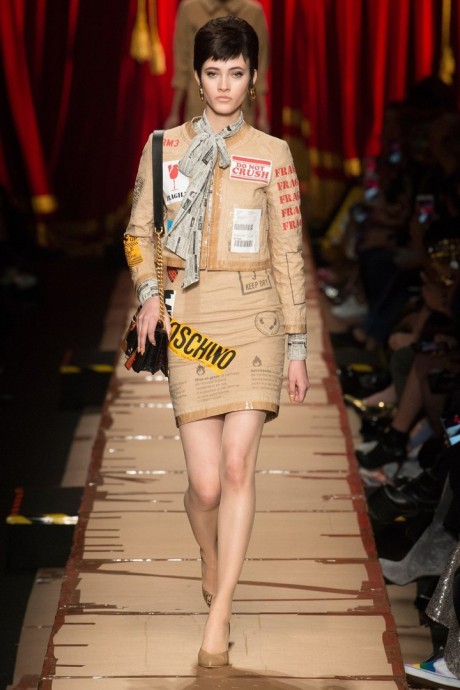 Модели коллекции Moschino