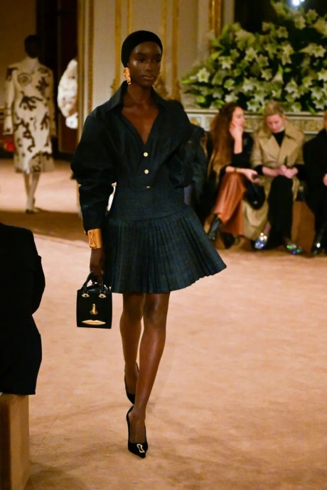 Коллекция Schiaparelli Ready-To-Wear Осень-Зима 2023-2024 Коллекция Schiaparelli Ready-To-Wear Осень-Зима 2023-2024