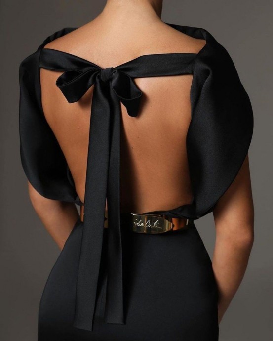 Красивые спинки в черных платьях